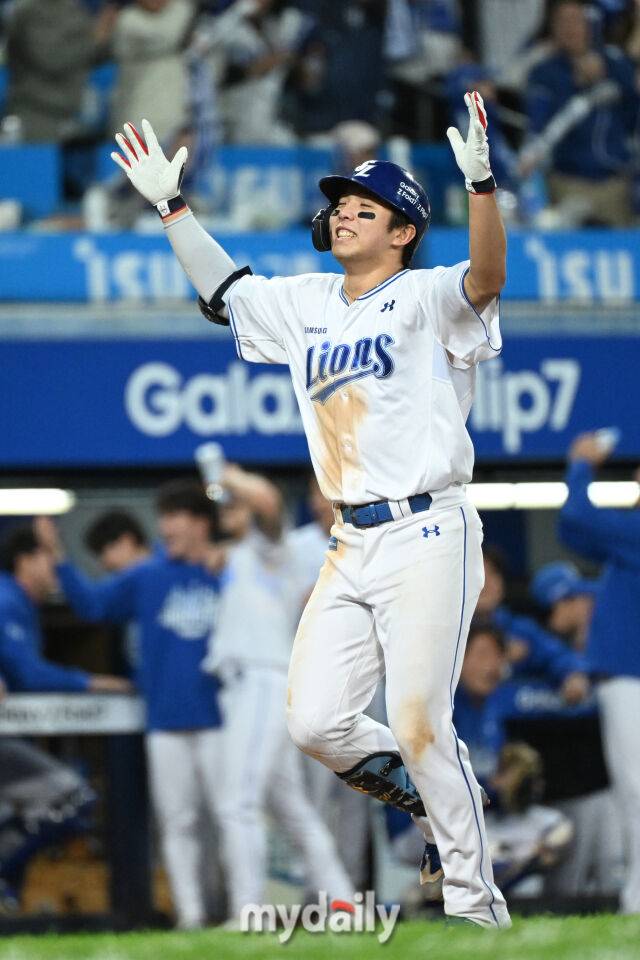 22일 대구 삼성라이온즈파크에서 열린 '2025 신한 SOL BANK KBO 포스트 시즌' 삼성 라이온즈와 한화 이글스 플레이오프(PO) 4차전 경기. 삼성 김영웅이 7회말 1사 1-2루에 역전 3점 홈런을 친 후 기뻐하고 있다. 김영웅은 앞선 타석에서 동점 3점 홈런을 기록했다./마이데일리