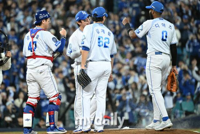 22일 대구 삼성라이온즈파크에서 열린 '2025 신한 SOL BANK KBO 포스트 시즌' 삼성 라이온즈와 한화 이글스 플레이오프(PO) 4차전 경기. 삼성이 7-4로 한화에 승리한 뒤 기뻐하고 있다. 삼성 김영웅은 6회 동점 3점 홈런과 7회 역전 3점 홈런을 기록했다./대구=한혁승 기자 hanfoto@mydaily.co.kr