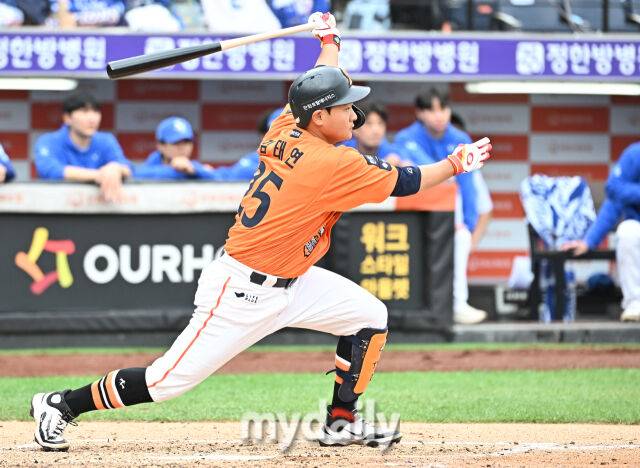 18일 오후 대전광역시 중구 대전 한화생명볼파크에서 진행된 '2025 프로야구 KBO리그 포스트시즌' 플레이오프(PO) 1차전 한화이글스와 삼성라이온즈의 경기 한화 김태연이 2회말 무사 1루서 안타를 치고 있다./마이데일리