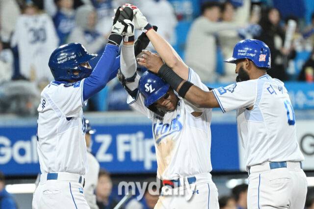 22일 대구 삼성라이온즈파크에서 열린 '2025 신한 SOL BANK KBO 포스트 시즌' 삼성 라이온즈와 한화 이글스 플레이오프(PO) 4차전 경기. 삼성 김영웅이 7회말 1사 1-2루에 역전 3점 홈런을 친 후 구자욱, 디아즈와 함께 기뻐하고 있다. 김영웅은 앞선 타석에서 동점 3점 홈런을 기록했다./마이데일리