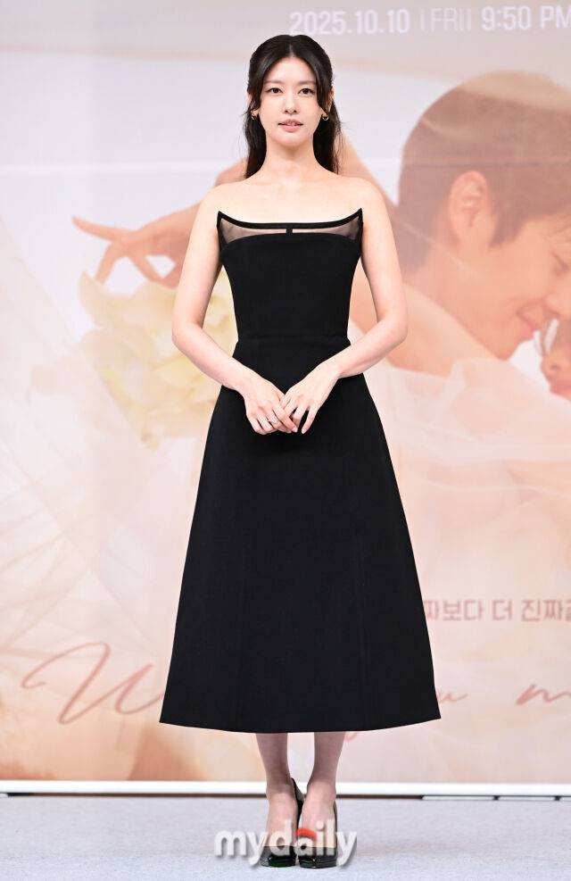 2025년 10월 10일 서울 목동 SBS에서 SBS 새 금토드라마 '우주메리미(극본 이하나, 연출 송현욱 황인혁)' 제작발표회가 열렸다.배우 정소민이 인사하고 있다.'우주메리미'는 최고급 신혼집 경품을 사수하려는 두 남녀의 달달살벌한 90일간의 위장 신혼기로, 진짜보다 더 진짜 같은 위장 신혼부부의 로맨스가 설렘을 자아낼 예정이다.