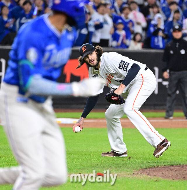 2025년 10월 24일 오후 대전한화생명볼파크에서 열린 '2025 신한 SOL BANK KBO 포스트 시즌' 삼성 라이온즈와 한화 이글스의 플레이오프(PO) 5차전 경기. 한화 선발투수 폰세가 3회초 1사 1루서 삼성 디아즈의 타구를 맞은 뒤 수비하고 있다./대전=유진형 기자 zolong@mydaily.co.kr