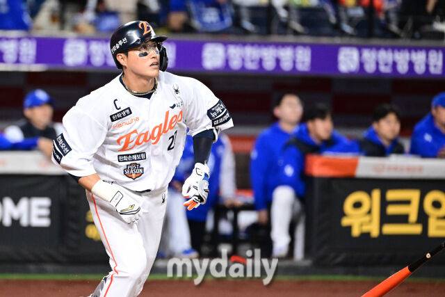 2025년 10월 24일 오후 대전한화생명볼파크에서 열린 '2025 신한 SOL BANK KBO 포스트 시즌' 삼성 라이온즈와 한화 이글스의 플레이오프(PO) 5차전 경기. 한화 채은성이 3회말 1사 1.3루서 1타점 2루타를 치고 있다./대전=유진형 기자 zolong@mydaily.co.kr