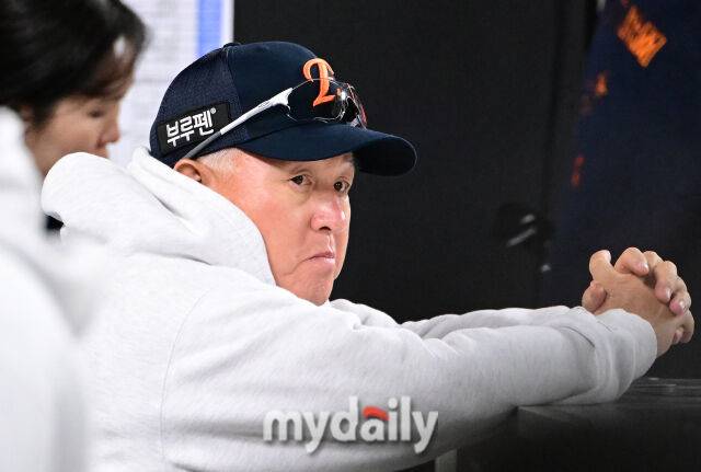 2025년 10월 24일 오후 대전한화생명볼파크에서 열린 '2025 신한 SOL BANK KBO 포스트 시즌' 삼성 라이온즈와 한화 이글스의 플레이오프(PO) 5차전 경기. 한화 김경문 감독이 지켜보고 있다./대전=유진형 기자 zolong@mydaily.co.kr