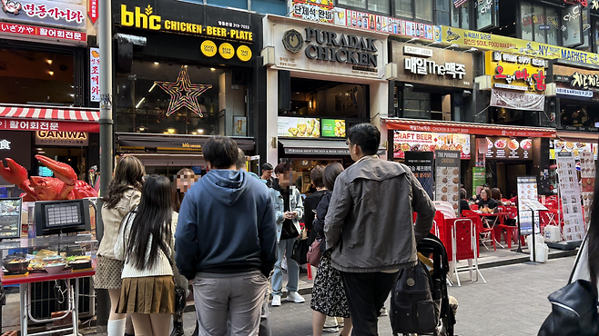 지난 23일 오후 4시쯤 찾은 서울 중구 BHC 명동본점 앞에 대기 줄이 만들어졌다. 박연수 기자