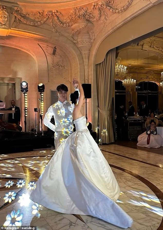 본식 후 리셉션에서 춤을 추고 있는 신랑 신부. 이 순간을 위해 6개월 동안 레슨을 받았다고 한다. [데일리메일 갈무리]