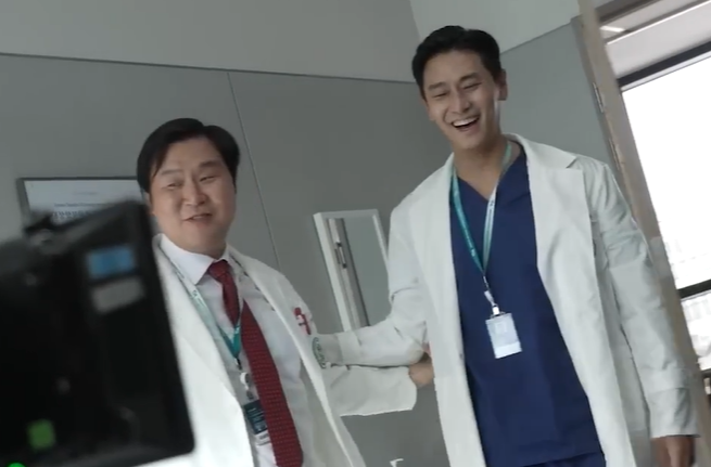 넷플릭스 오리지널 ‘중증외상센터’ 촬영 현장. 이 작품은 넷플릭스 인기 순위 상위권을 기록하며 흥행에 성공했지만 정작 원작자가 거둔 수입은 4000만원 수준인 것으로 알려졌다.  [넷플릭스 공식 영상 갈무리]