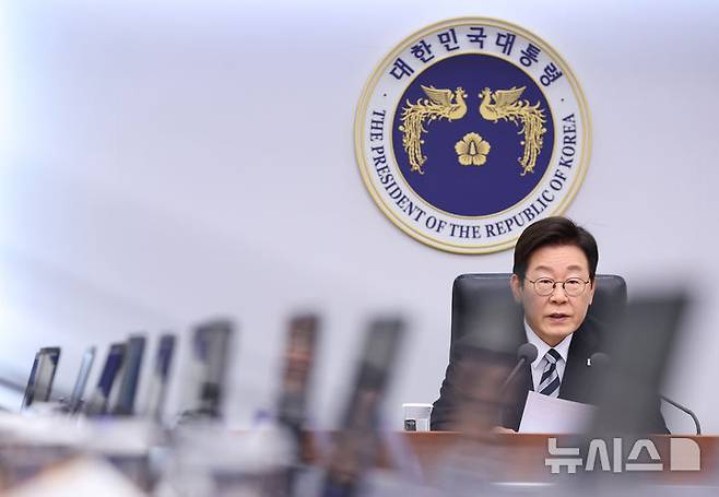 [서울=뉴시스] 최동준 기자 = 이재명 대통령이 23일 서울 용산 대통령실 청사에서 열린 수석보좌관회의에서 발언하고 있다. (대통령실통신사진기자단) 2025.10.23. photocdj@newsis.com