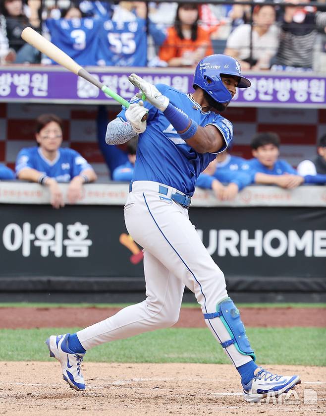 [대전=뉴시스] 김진아 기자 = 19일 대전 중구 한화생명볼파크에서 열린 2025 KBO 포스트시즌 플레이오프 2차전 삼성 라이온즈와 한화 이글스의 경기, 3회초 1사 1,3루 삼성 디아즈가 역전 1타점 2루타를 치고 있다.2025.10.19. bluesoda@newsis.com