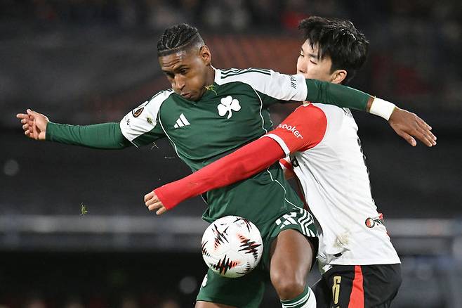 [로테르담=AP/뉴시스] 페예노르트(네덜란드)의 황인범(오른쪽)이 23일(현지 시간) 네덜란드 로테르담의 스타디온 페예노르트에서 열린 2025-26 유럽축구연맹(UEFA) 유로파리그(UEL) 리그 페이즈 3차전 파나티나이코스(그리스)와 경기 중 공을 다투고 있다. 황인범은 전반을 소화했고, 페예노르트는 3-1로 승리하며 UEL 첫 승을 올렸다. 2025.10.24.