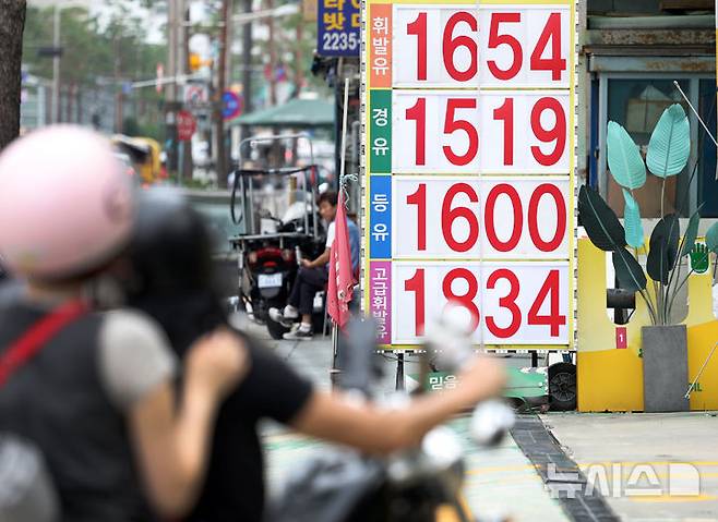 [서울=뉴시스] 조성우 기자 = 전국 주유소의 기름값이 2주 연속 상승한 가운데 29일 서울 시내 한 주유소에 유가 정보가 표시돼 있다.미국의 이란 공습, 호르무즈 해협 봉쇄 우려 등으로 상승한 국제 유가가 단기적으로 국내 주유소 판매 가격 상승을 이끌 전망이다. 단, 양국의 휴전으로 인한 국제 유가 안정이 상승폭을 제한한다. 2025.06.29. xconfind@newsis.com