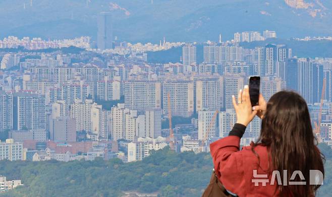 [서울=뉴시스] 권창회 기자 = 서울 전역과 경기도 12개 지역에서 토지거래허가제가 시행되는 20일 서울 남산에서 아파트단지가 보이고 있다. 정부가 발표한 10·15 부동산 대책에 따라 이날부터 서울 전 지역과 과천, 분당 등 경기 12개 지역에서 토지거래허가제가 시행된다. 이 지역에서는 주택 거래 전 지자체장의 허가를 받아야 하며, 취득일로부터 2년간 실제 거주해야 한다. 2025.10.20. kch0523@newsis.com