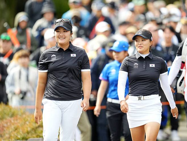 [서울=뉴시스] 한화 라이프플러스 인터내셔널 크라운에 출전한 유해란(왼쪽), 고진영. (사진=LPGA 제공) *재판매 및 DB 금지