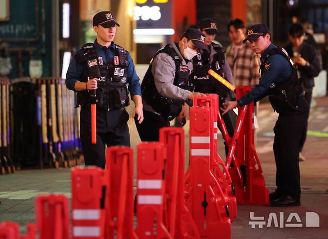 [서울=뉴시스] 배훈식 기자 = 핼러윈 데이를 일주일 앞둔 24일 오후 서울 용산구 이태원세계음식거리에서 경찰이 인파 관리를 위한 중앙분리대를 점검하고 있다. 2025.10.24. dahora83@newsis.com