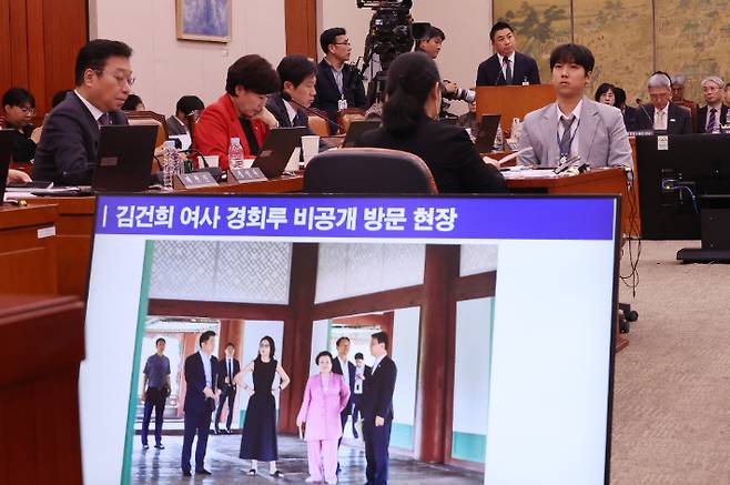 '김건희 근정전 어좌 착석' 의혹 답변하는 정용석 사장 (서울=연합뉴스) 김주성 기자 = 정용석 국립박물관문화재단 사장이 22일 서울 여의도 국회에서 열린 문화체육관광위원회의 국립중앙박물관 등에 대한 국정감사에서 김건희 여사의 경복궁 근정전 어좌 착석 의혹과 관련한 더불어민주당 양문석 의원의 질의에 답하고 있다. 2025.10.22 utzza@yna.co.kr (끝) <저작권자(c) 연합뉴스, 무단 전재-재배포, AI 학습 및 활용 금지> 연합뉴스