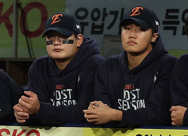 22일 대구 삼성라이온즈파크에서 열린 2025 프로야구 KBO리그 포스트시즌 플레이오프 4차전 한화 이글스와 삼성 라이온즈의 경기. 한화 김서현(왼쪽)과 정우주가 경기를 지켜보는 모습. 연합뉴스