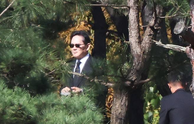 이재용 삼성전자 회장이 24일 경기도 수원시 선영에서 열린 고 이건희 삼성그룹 회장 5주기 추도식에 참석해 있다. 연합뉴스