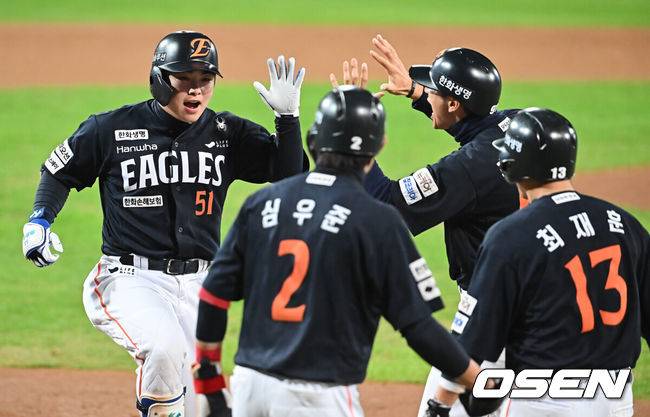 [OSEN=대구, 이석우 기자] 22일 대구 삼성라이온즈파크에서 2025 신한 SOL뱅크 KBO 플레이오프 삼성 라이온즈와 한화 이글스의 4차전 경기가 열렸다. 홈팀 삼성은 원태인이, 방문팀 한화는 정우주가 선발 투수로 출전했다.한화 이글스 문현빈이 5회초 2사 2,3루 우월 3점 홈런을 치고 환호하고 있다. 2025.10.22 / foto0307@osen.co.kr