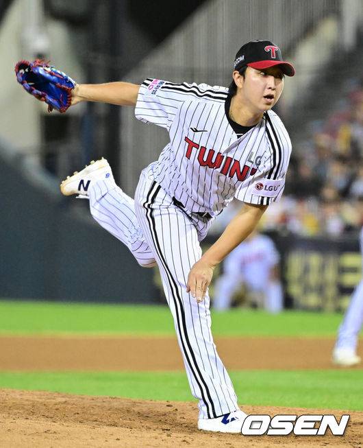 [OSEN=잠실, 최규한 기자] 21일 서울 잠실야구장에서 ‘2025 신한 SOL Bank KBO리그’ LG 트윈스와 롯데 자이언츠의 경기가 열렸다.홈팀 LG는 요니 치리노스, 방문팀 롯데는 이민석을 선발로 내세웠다.6회초 마운드에 오른 LG 최채흥이 힘차게 공을 뿌리고 있다. 2025.08.21 / dreamer@osen.co.kr