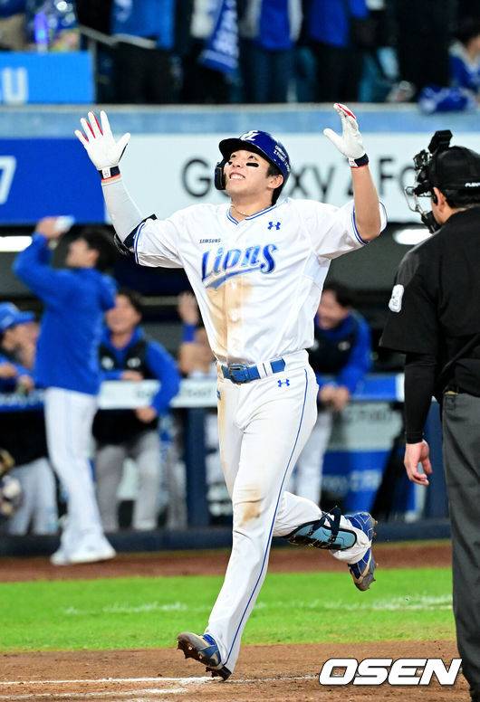 [OSEN=대구, 최규한 기자] 22일 대구 삼성라이온즈파크에서 ‘2025 신한 SOL Bank KBO리그’ 포스트시즌 플레이오프 4차전 삼성 라이온즈와 한화 이글스의 경기가 열렸다.삼성은 원태인, 한화는 정우주를 선발로 내세웠다.7회말 1사 1, 2루 상황 삼성 김영웅이 역전 우월 스리런포를 날리고 홈을 밟으며 기뻐하고 있다. 2025.10.22 / dreamer@osen.co.kr