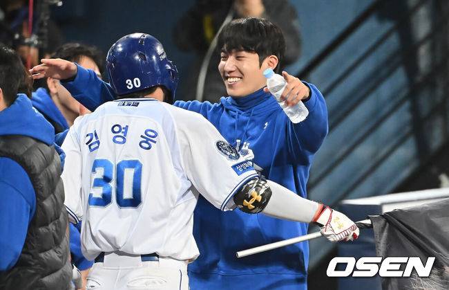 [OSEN=대구, 이석우 기자] 22일 대구 삼성라이온즈파크에서 2025 신한 SOL뱅크 KBO 플레이오프 삼성 라이온즈와 한화 이글스의 4차전 경기가 열렸다. 홈팀 삼성은 원태인이, 방문팀 한화는 정우주가 선발 투수로 출전했다.삼성 라이온즈 김영웅이 7회말 1사 1,2루 우월 역전 3점 홈런을 치고 원태인의 축하를 받고 있다. 2025.10.22 / foto0307@osen.co.kr