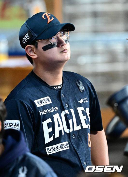 [OSEN=대구, 최규한 기자] 22일 대구 삼성라이온즈파크에서 ‘2025 신한 SOL Bank KBO리그’ 포스트시즌 플레이오프 4차전 삼성 라이온즈와 한화 이글스의 경기가 열렸다.삼성은 원태인, 한화는 정우주를 선발로 내세웠다.6회말 2사 1, 2루 상황 한화 투수 김서현이 마운드를 내려와 생각에 잠겨있다. 2025.10.22 / dreamer@osen.co.kr