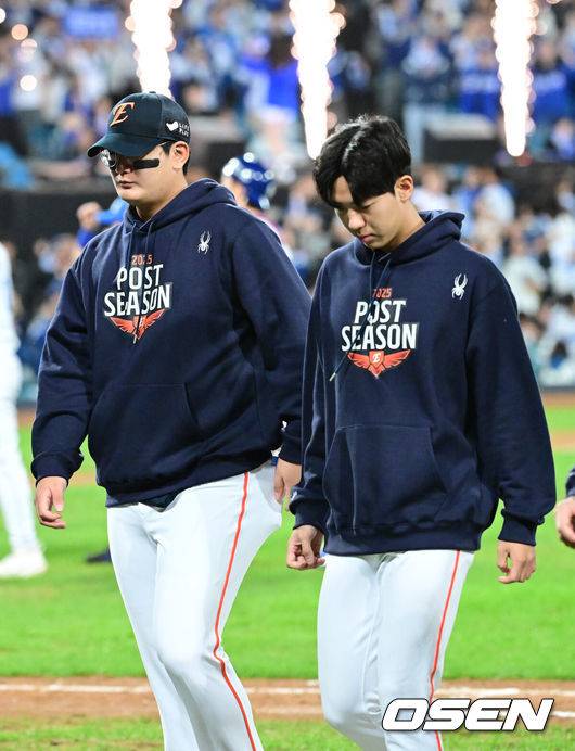 [OSEN=대구, 최규한 기자] 프로야구 삼성 라이온즈가 김영웅의 대활약에 힘입어 플레이오프를 5차전으로 끌고 간다.삼성은 22일 대구 삼성 라이온즈파크에서 열린 '2025 신한 SOL뱅크 KBO리그' 포스트스진 플레이오프 4차전 한화 이글스와의 경기에서 7-4로 역전승을 거뒀다. 이로써 삼성은 시리즈 전적 2승2패를 만들며 승부를 5차전까지 끌고 갔다. 이날 김영웅이 동점 스리런 홈런과 역전 스리런 홈런을 연달아 뽑아내며 승리를 이끌었다. 경기를 마치고 한화 김서현과 황준서가 팬들에게 인사한 뒤 그라운드를 나서고 있다. 2025.10.22 / dreamer@osen.co.kr