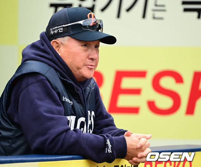 [OSEN=대구, 조은정 기자]22일 대구 삼성라이온즈파크에서 2025 신한 SOL Bank KBO리그 포스트시즌 플레이오프 4차전 삼성 라이온즈와 한화 이글스의 경기가 열린다.홈팀 삼성은 원태인, 방문팀 한화는 정우주를 선발로 내세웠다.한화 김경문 감독이 선수단 훈련을 지켜보고 있다. 2025.10.22 /cej@osen.co.kr