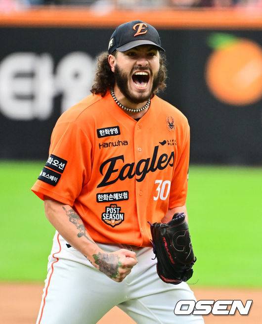 [OSEN=대전, 지형준 기자] 18일 오후 대전 한화생명볼파크에서 2025 신한 SOL Bank KBO리그 포스트시즌 플레이오프 1차전 한화 이글스와 삼성 라이온즈의 경기가 열렸다.한화는 폰세, 삼성은 가라비토를 선발 투수로 내세웠다.1회 2사에서 한화 폰세가 삼성 구자욱을 삼진 처리하며 포효하고 있다. 2025.10.18 /jpnews@osen.co.kr