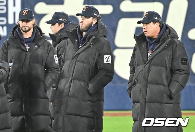 [OSEN=대구, 이석우 기자] 22일 대구 삼성라이온즈파크에서 2025 신한 SOL뱅크 KBO 플레이오프 삼성 라이온즈와 한화 이글스의 4차전 경기가 열렸다. 한화 류현진, 폰세, 와이스, 문동주가 얘기를 하고 있다. 2025.10.22 / foto0307@osen.co.kr