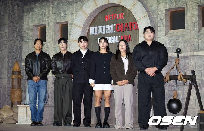 [OSEN=조은정 기자] 넷플릭스 '피지컬: 아시아' 제작발표회가 24일 오후 서울 강남구 웨스틴 서울 파르나스에서 열렸다.피지컬: 아시아는 한국, 일본, 태국, 몽골, 튀르키예, 인도네시아, 호주, 필리핀 등 8개국이 국기를 걸고 펼치는 피지컬 전쟁이다.&nbsp;아모띠, 윤성빈, 장호기PD, 장은실, 최승연, 김민재가 포즈를 취하고 있다. 2025.10.24 /cej@osen.co.kr