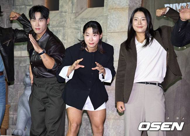 [OSEN=조은정 기자] 넷플릭스 '피지컬: 아시아' 제작발표회가 24일 오후 서울 강남구 웨스틴 서울 파르나스에서 열렸다.피지컬: 아시아는 한국, 일본, 태국, 몽골, 튀르키예, 인도네시아, 호주, 필리핀 등 8개국이 국기를 걸고 펼치는 피지컬 전쟁이다.&nbsp;윤성빈, 장은실, 최승연이 포즈를 취하고 있다. 2025.10.24 /cej@osen.co.kr