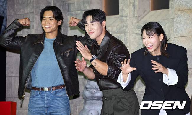 [OSEN=조은정 기자] 넷플릭스 '피지컬: 아시아' 제작발표회가 24일 오후 서울 강남구 웨스틴 서울 파르나스에서 열렸다.피지컬: 아시아는 한국, 일본, 태국, 몽골, 튀르키예, 인도네시아, 호주, 필리핀 등 8개국이 국기를 걸고 펼치는 피지컬 전쟁이다. 아모띠, 윤성빈, 장은실이 포즈를 취하고 있다. 2025.10.24 /cej@osen.co.kr