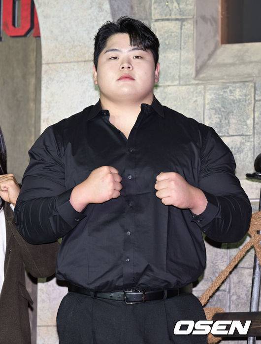 [OSEN=조은정 기자] 넷플릭스 '피지컬: 아시아' 제작발표회가 24일 오후 서울 강남구 웨스틴 서울 파르나스에서 열렸다.피지컬: 아시아는 한국, 일본, 태국, 몽골, 튀르키예, 인도네시아, 호주, 필리핀 등 8개국이 국기를 걸고 펼치는 피지컬 전쟁이다. 김민재가 포즈를 취하고 있다. 2025.10.24 /cej@osen.co.kr