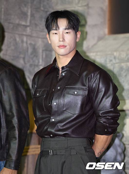 [OSEN=조은정 기자] 넷플릭스 '피지컬: 아시아' 제작발표회가 24일 오후 서울 강남구 웨스틴 서울 파르나스에서 열렸다.피지컬: 아시아는 한국, 일본, 태국, 몽골, 튀르키예, 인도네시아, 호주, 필리핀 등 8개국이 국기를 걸고 펼치는 피지컬 전쟁이다.&nbsp;윤서성빈이 포즈를 취하고 있다. 2025.10.24 /cej@osen.co.kr