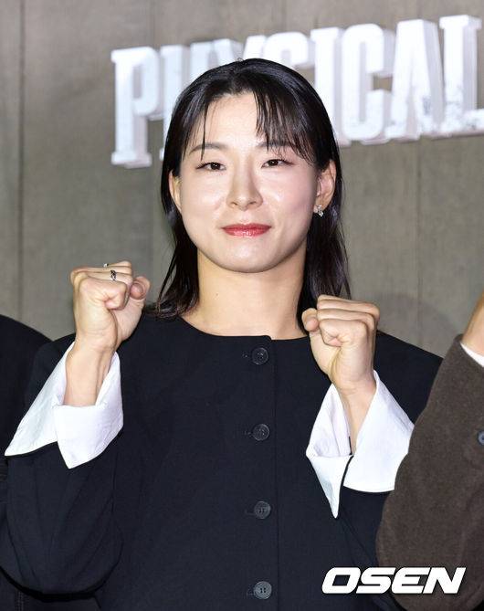 [OSEN=조은정 기자] 넷플릭스 '피지컬: 아시아' 제작발표회가 24일 오후 서울 강남구 웨스틴 서울 파르나스에서 열렸다.피지컬: 아시아는 한국, 일본, 태국, 몽골, 튀르키예, 인도네시아, 호주, 필리핀 등 8개국이 국기를 걸고 펼치는 피지컬 전쟁이다.&nbsp;장은실이 포즈를 취하고 있다. 2025.10.24 /cej@osen.co.kr