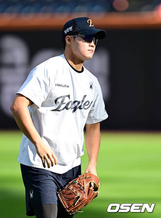 [OSEN=대전, 최규한 기자] 24일 대전 한화생명볼파크에서 ‘2025 신한 SOL Bank KBO리그’ 포스트시즌 플레이오프 5차전 삼성 라이온즈와 한화 이글스의 경기가 열린다.한화는 코디 폰세, 삼성은 최원태를 선발로 내세운다.경기를 앞두고 한화 정우주가 훈련을 펼치고 있다. 2025.10.24 / dreamer@osen.co.kr