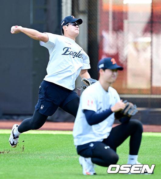 [OSEN=대전, 최규한 기자] 24일 대전 한화생명볼파크에서 ‘2025 신한 SOL Bank KBO리그’ 포스트시즌 플레이오프 5차전 삼성 라이온즈와 한화 이글스의 경기가 열린다.한화는 코디 폰세, 삼성은 최원태를 선발로 내세운다.경기를 앞두고 한화 김서현을 비롯한 선수들이 훈련을 펼치고 있다. 2025.10.24 / dreamer@osen.co.kr