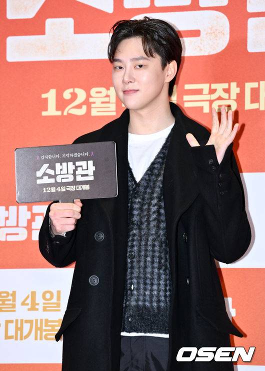 [OSEN=조은정 기자]영화 '소방관(감독 곽경택)’ VIP시사회 및 포토월 행사가 3일 오후 서울시 강남구 메가박스 코엑스에서 열렸다.2001년 홍제동 화재 참사 사건을 모티브로 제작된 '소방관'은 열악한 환경 속에서도 화재 진압과 전원 구조라는 단 하나의 목표를 가지고 투입된 소방관들의 상황을 그린 이야기다.배우 권현빈이 포즈를 취하고 있다. 2024.12.03 /cej@osen.co.kr