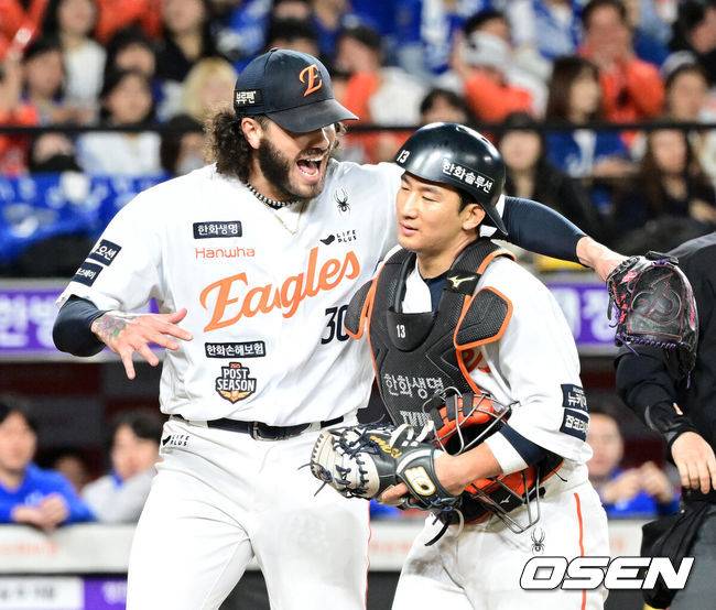 [OSEN=대전, 이대선 기자] 24일 오후 대전 한화생명볼파크에서 2025 신한 SOL Bank KBO리그 포스트시즌 플레이오프 5차전 한화 이글스와 삼성 라이온즈의 경기가 열렸다.한화는 코디 폰세, 삼성은 최원태를 선발 투수로 내세웠다.3회초 2사 1,2루에서 한화 폰세가 호수비를 펼친 포수 최재훈의 마스크를 건네며 환호하고 있다. 2025.10.24 /sunday@osen.co.kr