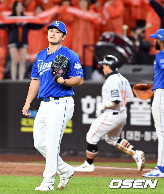 [OSEN=대전, 손용호 기자] 24일 오후 대전 한화생명볼파크에서 2025 신한 SOL Bank KBO리그 포스트시즌 플레이오프 5차전 한화 이글스와 삼성 라이온즈의 경기가 열렸다.한화는 코디 폰세, 삼성은 최원태를 선발 투수로 내세웠다.1회말 최원태가 손아섭에게 안타를 맞고 아쉬워하고 있다. 2025.10.24 /spjj@osen.co.kr