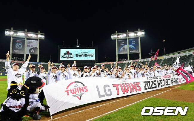 [OSEN=잠실, 지형준 기자] 프로야구 LG 트윈스가 극적으로 2025 정규시즌 우승을 차지했다. 자력 우승이 물거품이 된 LG는 SSG 랜더스가 한화 이글스에 극적인 끝내기 승리를 거두면서 우승을 확정했다.&nbsp;LG는 1일 서울 잠실구장에서 열린 2025 KBO리그 NC와 시즌 마지막 경기에서&nbsp;3-7로 패배했다.&nbsp;이로써 LG는 85승 3무 56패로 시즌을 마쳤다.&nbsp;LG 선수단이 우승 세리머니를 하고 있다. 2025.10.01 /jpnews@osen.co.kr