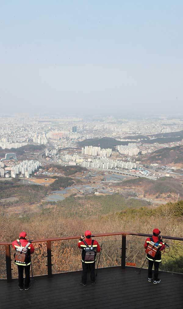 순찰 중인 산불감시원들.