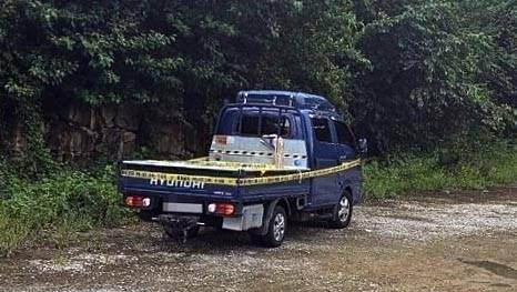 김해시 생림면의 한 야산 공터에 있는 1t 화물차. 차 안에서 친부에 의해 살해된 남매가 발견됐다.   연합뉴스