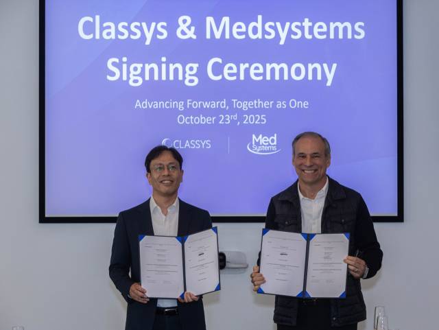 백승한(왼쪽) 클래시스 대표가 호세 루이즈 로페즈 핀토 메드시스템즈 창업자와 제이엘헬스 인수 계약을 체결한 뒤 기념촬영을 하고 있다. 사진 제공=클래시스