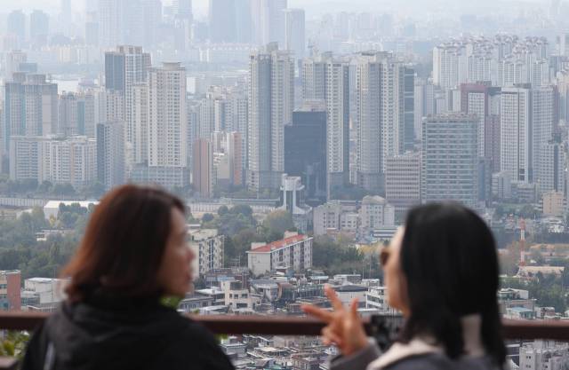 서울 남산에서 바라본 아파트 단지의 모습. 연합뉴스