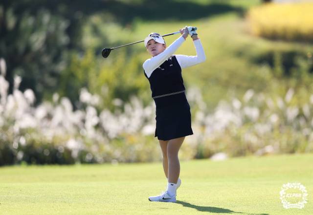 샷을 하고 있는 상금 58위 조아연. 사진 제공=KLPGA