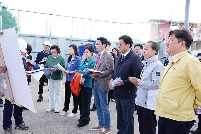 임종훈 의장과 시의원들이 포천시 주요 현안 사업 현장을 둘러보며 점검하고 있다.ⓒ포천시의회 제공