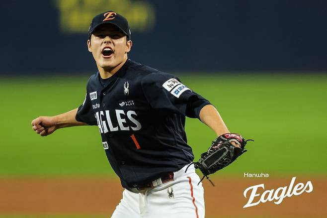 한화 문동주가 21일 대구삼성라이온즈파크에서 열린 ‘2025 신한 SOL 뱅크 KBO PS’ 삼성과 PO 3차전에서 팀의 5-4 승리를 확정지은 뒤 포효하는 모습. 대구｜뉴시스