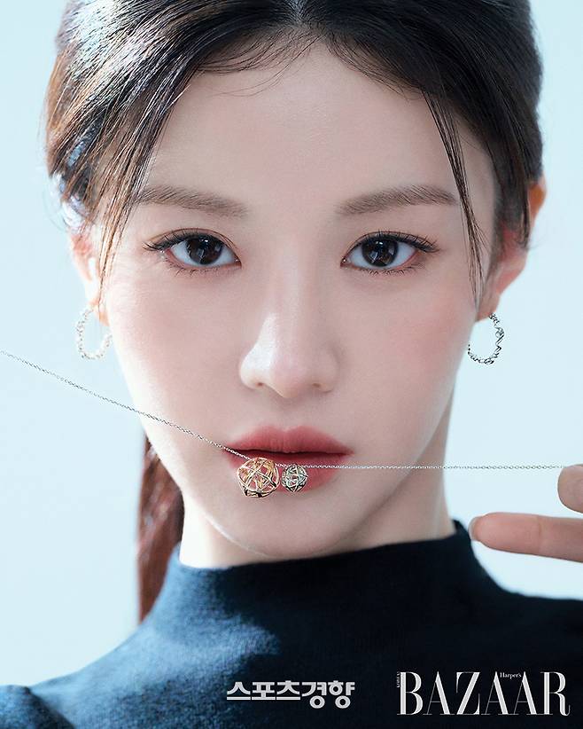 화보 촬영을 하고 있는 배우 고윤정. 하퍼스 바자 코리아 제공